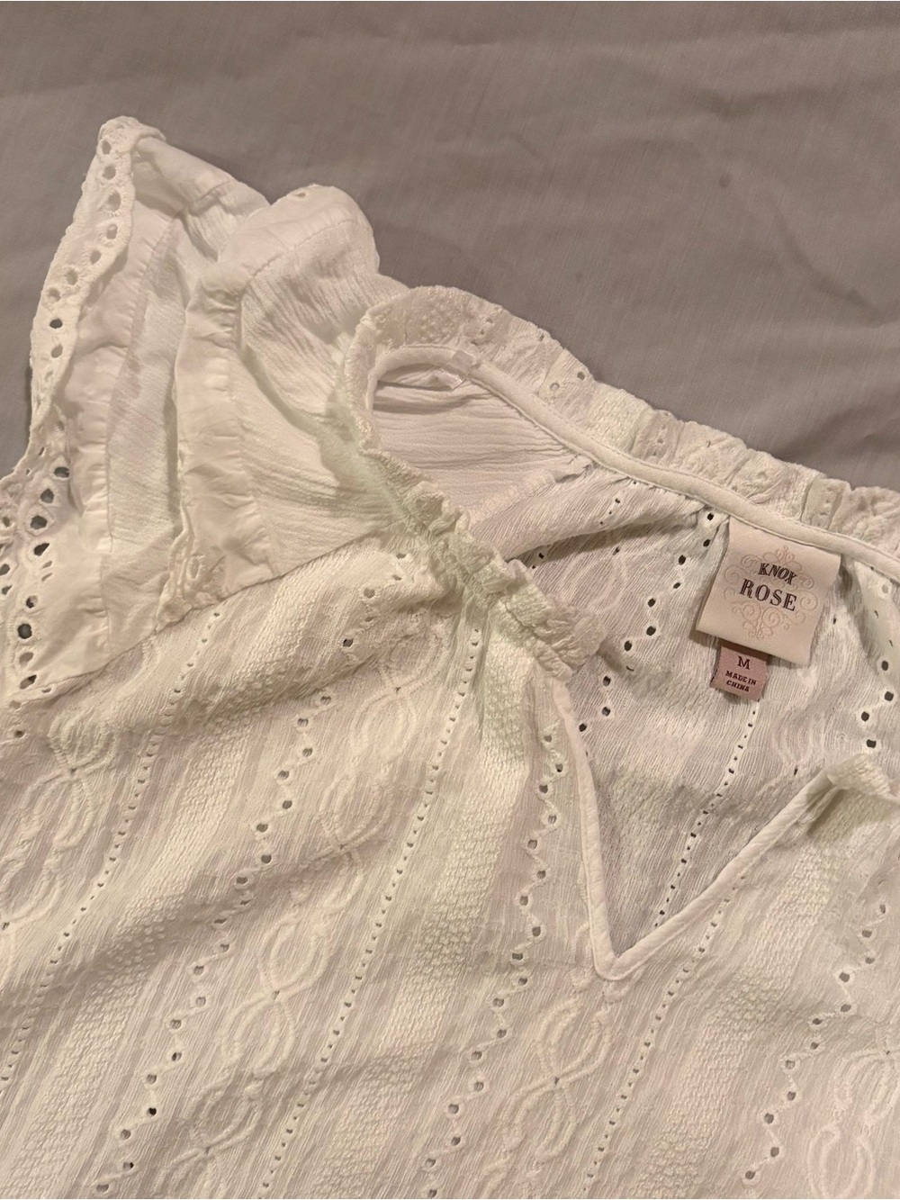 Knox Rose White Eyelet Ruffled V-Neck Women’s Top Size Medium